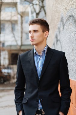 Mavi gözlü ciddi yakışıklı bir adam portresi