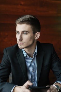 tablet ile genç işadamı