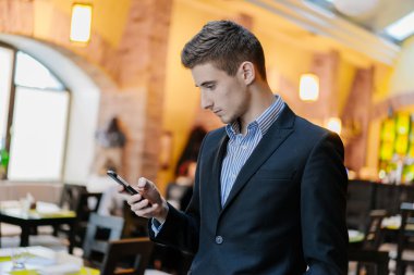 telefonu genç işadamı portresi