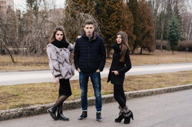 Üç güzel insanlar sonbahar parkta