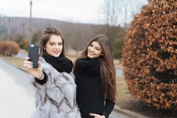 Selfies mit zwei schönen Mädchen — Stockfoto