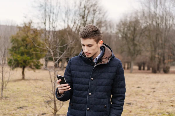Güzel iş adamı ile telefon