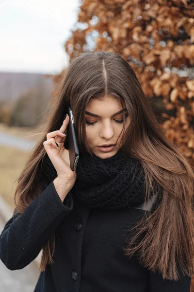 Hermosa chica con teléfono en el parque —  Fotos de Stock