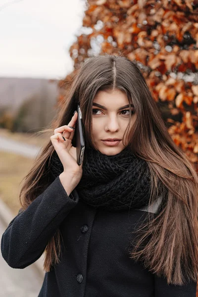 Hermosa chica con teléfono en el parque —  Fotos de Stock