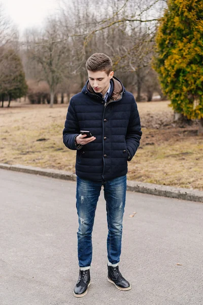 Güzel iş adamı ile telefon
