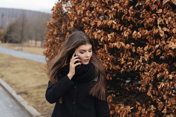 Schönes Mädchen mit Handy im Park — Stockfoto