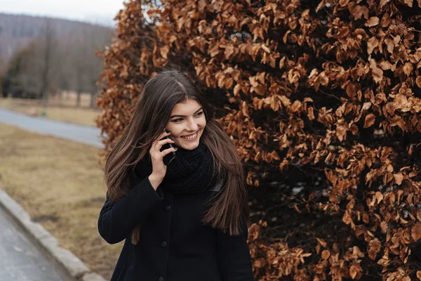공원에 전화 아름 다운 소녀 — 스톡 사진