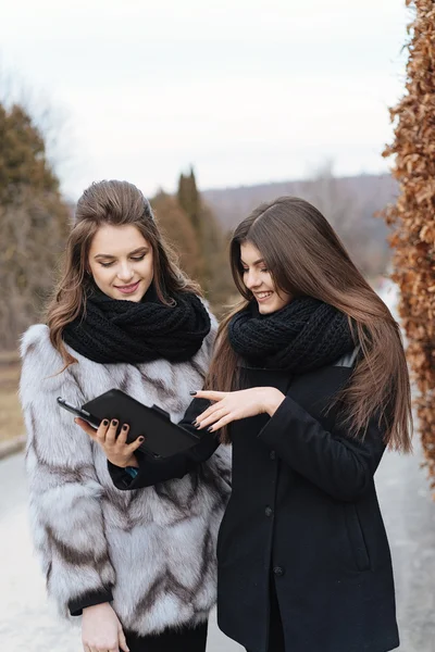 Dos chicas con tableta —  Fotos de Stock