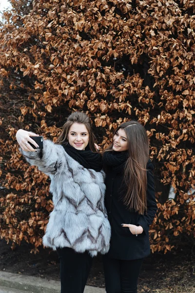 Selfies 두 아름 다운 여자 — 스톡 사진