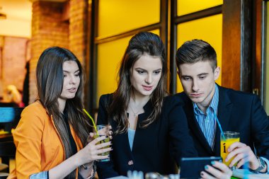 Kafe gülümseyen ve çalışma oturan öğrenciler