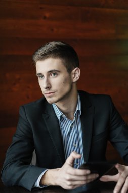 tablet ile genç işadamı