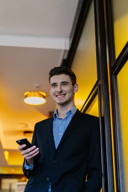 telefonu genç işadamı portresi