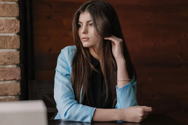 Güzel iş kadını pencereden portresi