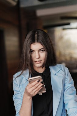 Güzel kız inşaat ile telefonda technologise