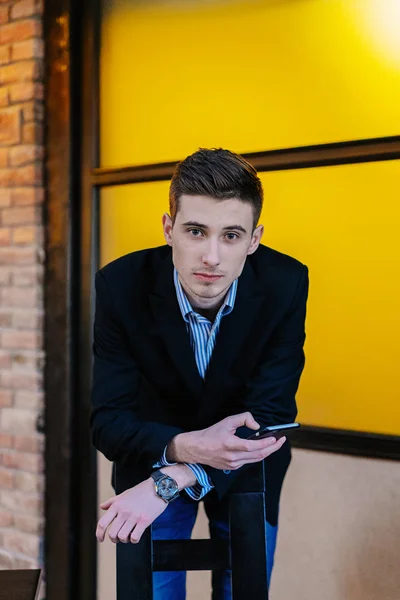 Retrato de un joven empresario al teléfono —  Fotos de Stock