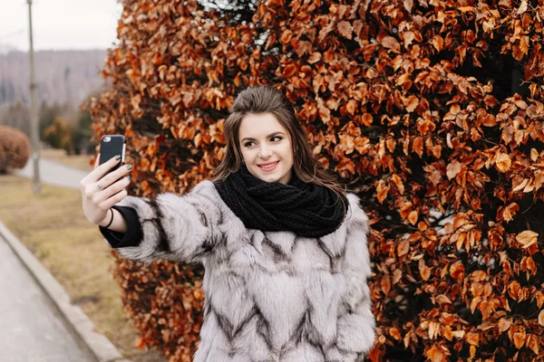 Schönes Mädchen mit Handy im Park — Stockfoto