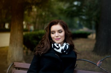 bir bankta oturan güzel kız