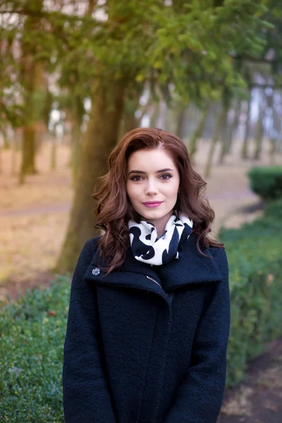 Parktaki güzel bir kızın portresi.