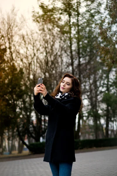 아름 다운 젊은 여 인은 selfie 공원에서 — 스톡 사진