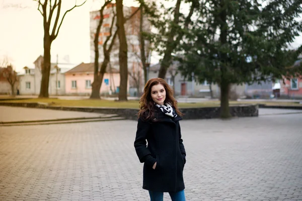 Beautiful girl in the autumn park — Stock Photo, Image