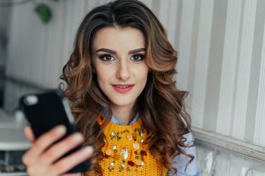 Bir kafede telefon kullanarak Lady