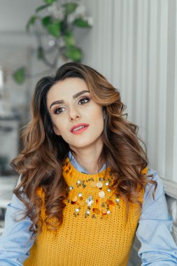 Güzel iş kadını bir kafede