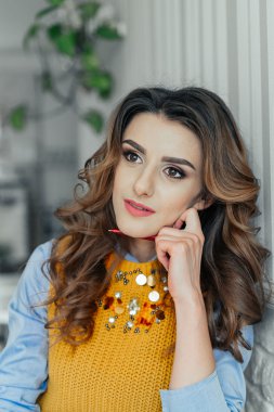 Güzel iş kadını bir kafede