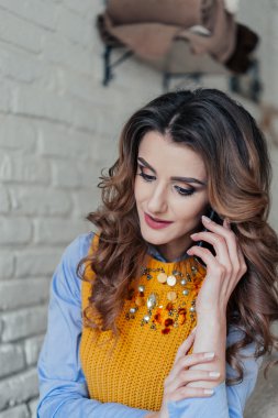 Sevimli kadınla konuşan