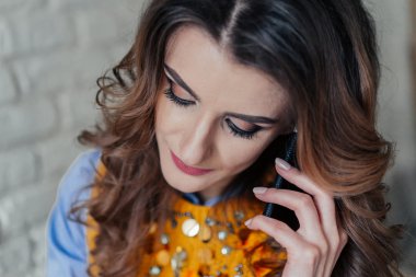 Sevimli kadınla konuşan