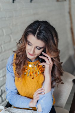 Sevimli kadınla konuşan