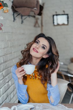 Güzel kız çay içiyor.