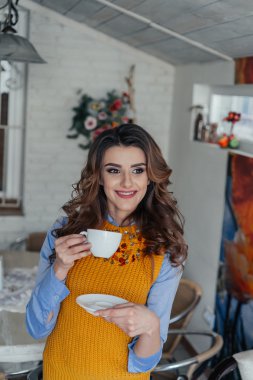 Güzel kız çay içiyor.