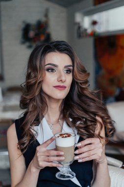 İş kadını Cafe latte içmek