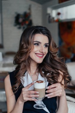 İş kadını Cafe latte içmek