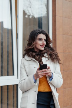 Şehirdeki bir telefon ile güzel kız