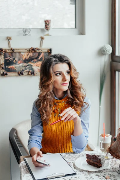 Güzel iş kadını bir kafede