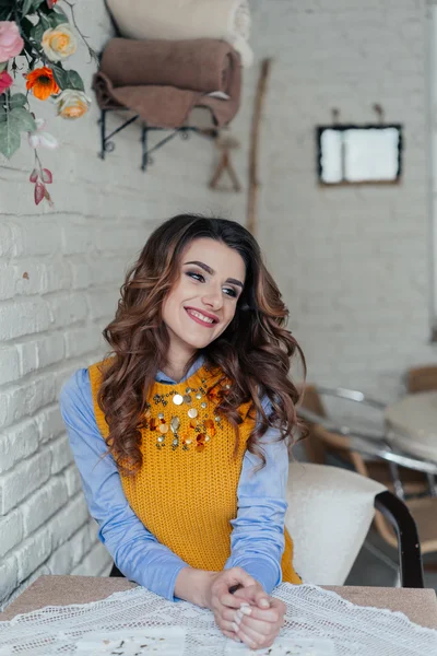 Nettes Mädchen in einem Café — Stockfoto