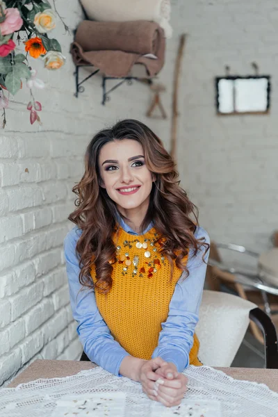 Menina agradável em um café — Fotografia de Stock