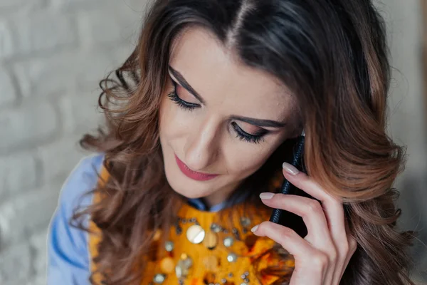 Sevimli kadınla konuşan