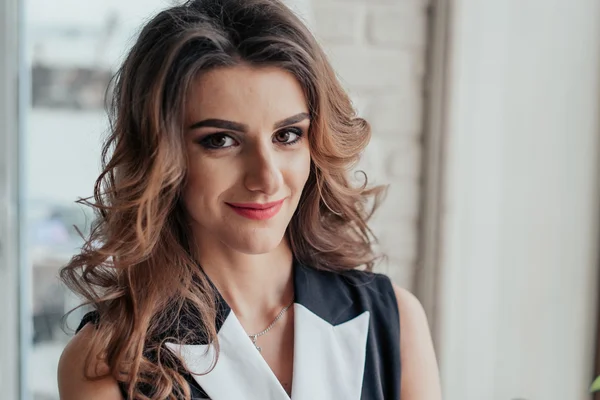İş kadını kafede portresi