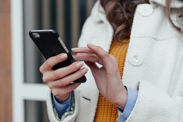 Hands girl with smartphone — Stock Photo, Image