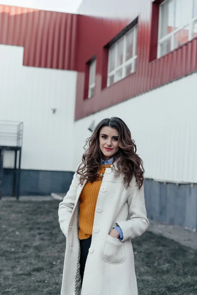 Açık havada güzel bir kızın portresi.