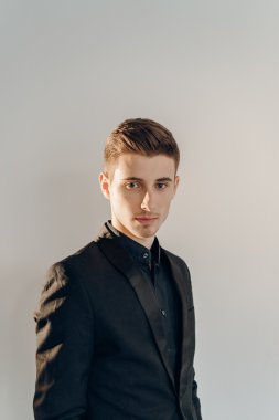 Klasik elbise güzel adam