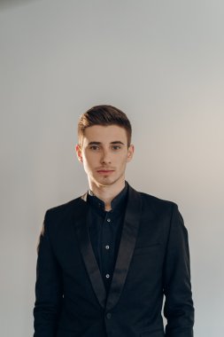 Klasik elbise güzel adam