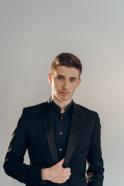 Klasik elbise güzel adam