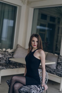 Siyah elbiseli güzel kız.