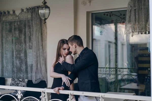 Nádherný pár na balkóně — Stock fotografie