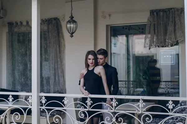 Красивая пара на балконе — стоковое фото