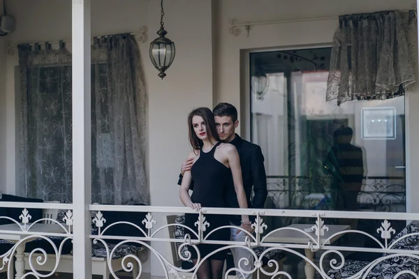 Nádherný pár na balkóně — Stock fotografie