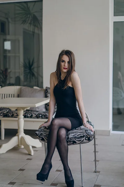 Siyah elbiseli güzel kız.